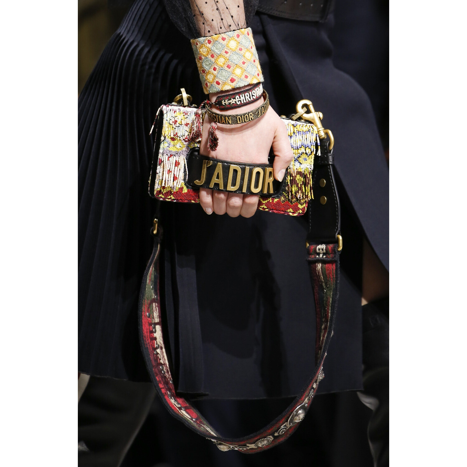 Фото Details Christian Dior , Details Dior Fall 2018 Ready-to-Wear , Детали показа Кристиан Диор , Детали показа Диор осень зима 2018 , Fashion show , неделя моды в Париже , PFW , Мария Грация Кьюри , Mainstyles